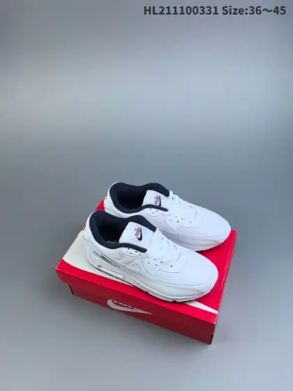 集合 NIKE耐克运动鞋 Air max 90 健身运动跑鞋休闲鞋 复古风十足!Air Max 90 作为 Nike 旗下最经典的鞋型之一,凭借着百搭的造型,获得众多鞋迷们的喜爱.鞋面采用皮革、网眼布和麂皮材质打造,带来不俗质感的同时还有一定的透气性.最后开窗式 Air Max 气垫收尾,完善整双鞋设计.nike air max 90类鞋子 鞋后跟较高,减震效果出奇的好(鞋跟处有气垫)由于后跟高于前跟,便于跑步.鞋底采用华夫格橡胶底,抓地力确实强悍.气垫的吸震效果极佳,响应也很棒,再加上非常耐用.Nikeairmax90的鞋可以用来跑步,原本就是复古跑步鞋.运动时也耐穿的,这款鞋子够结实. 货号:302519 编码:HL211100331